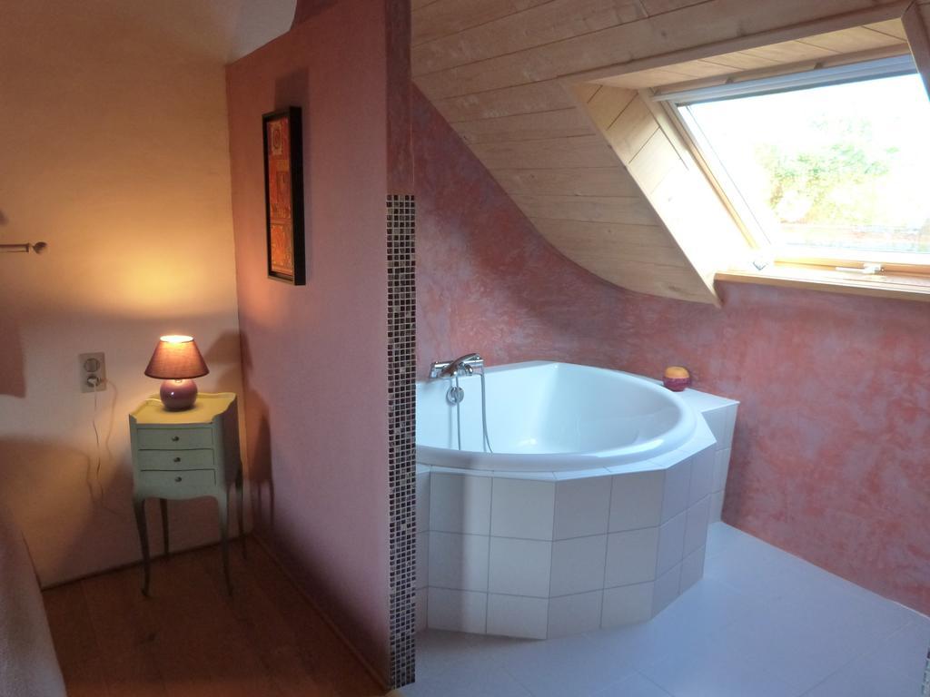 Bed And Breakfast La Fontaine Blanche Melgven Room photo