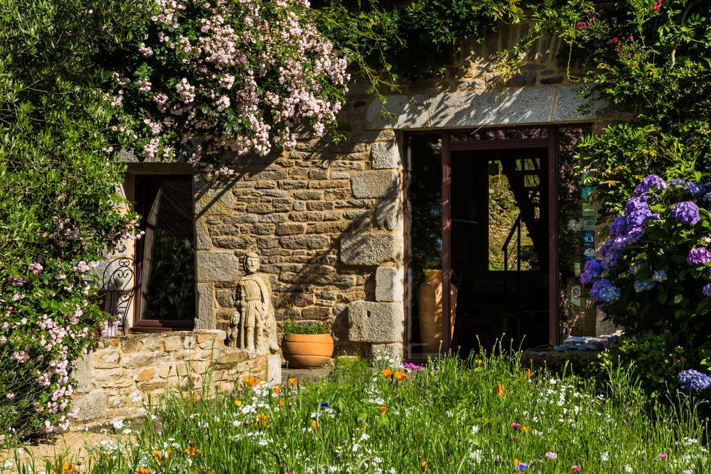 Bed And Breakfast La Fontaine Blanche Melgven Exterior photo